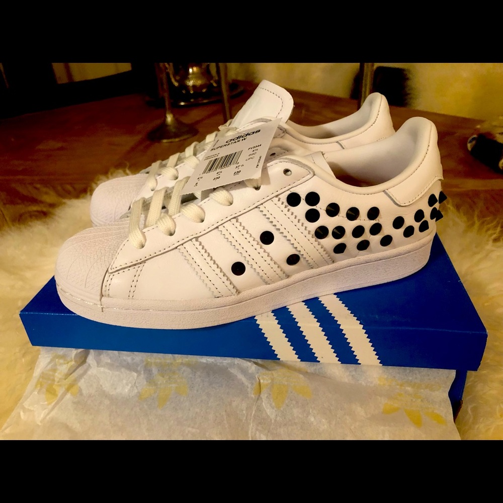 BNWT Rare Limited edition Adidas Dot Studded womens Superstars in size 6!!!